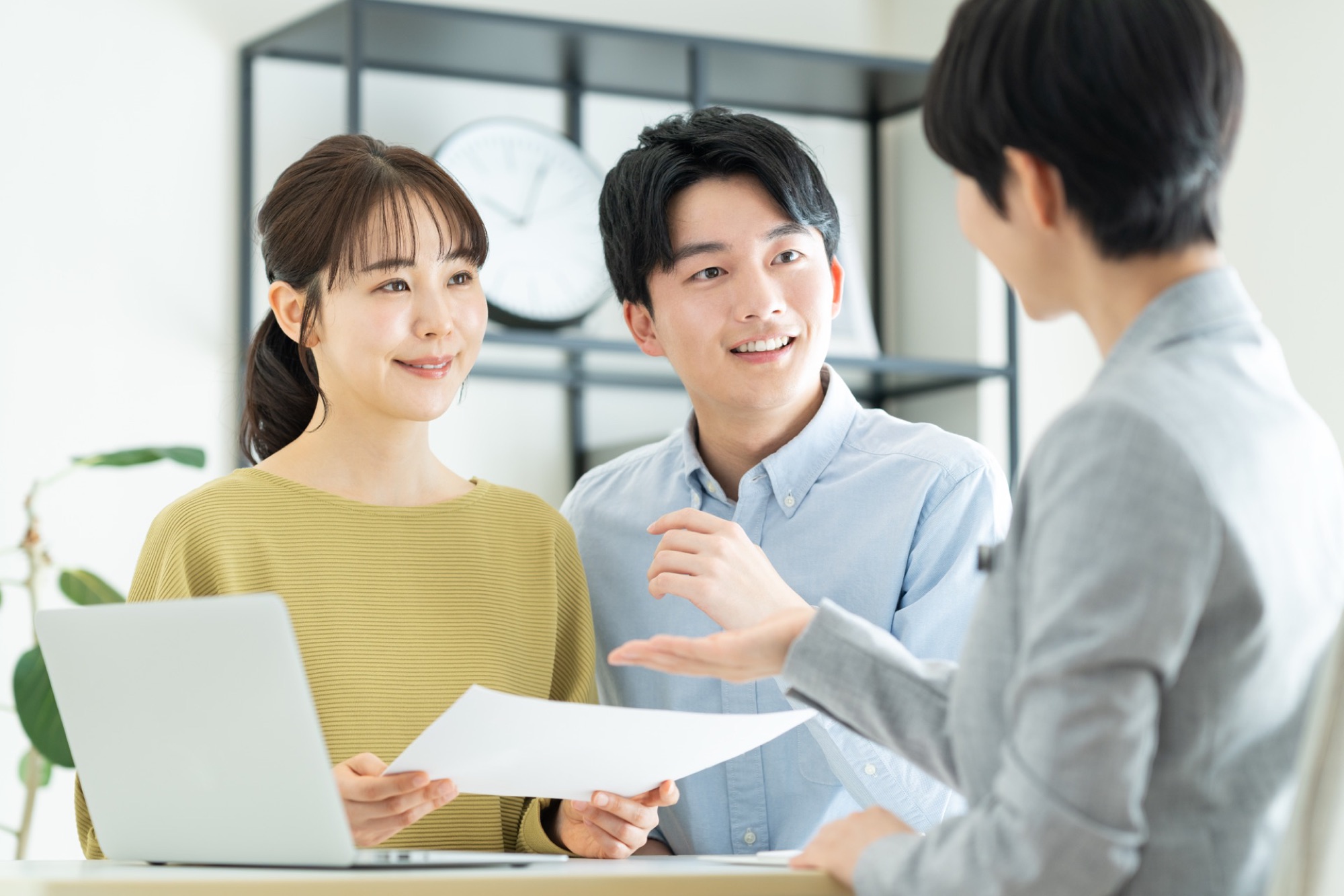 プランと資金計画を検討する夫婦