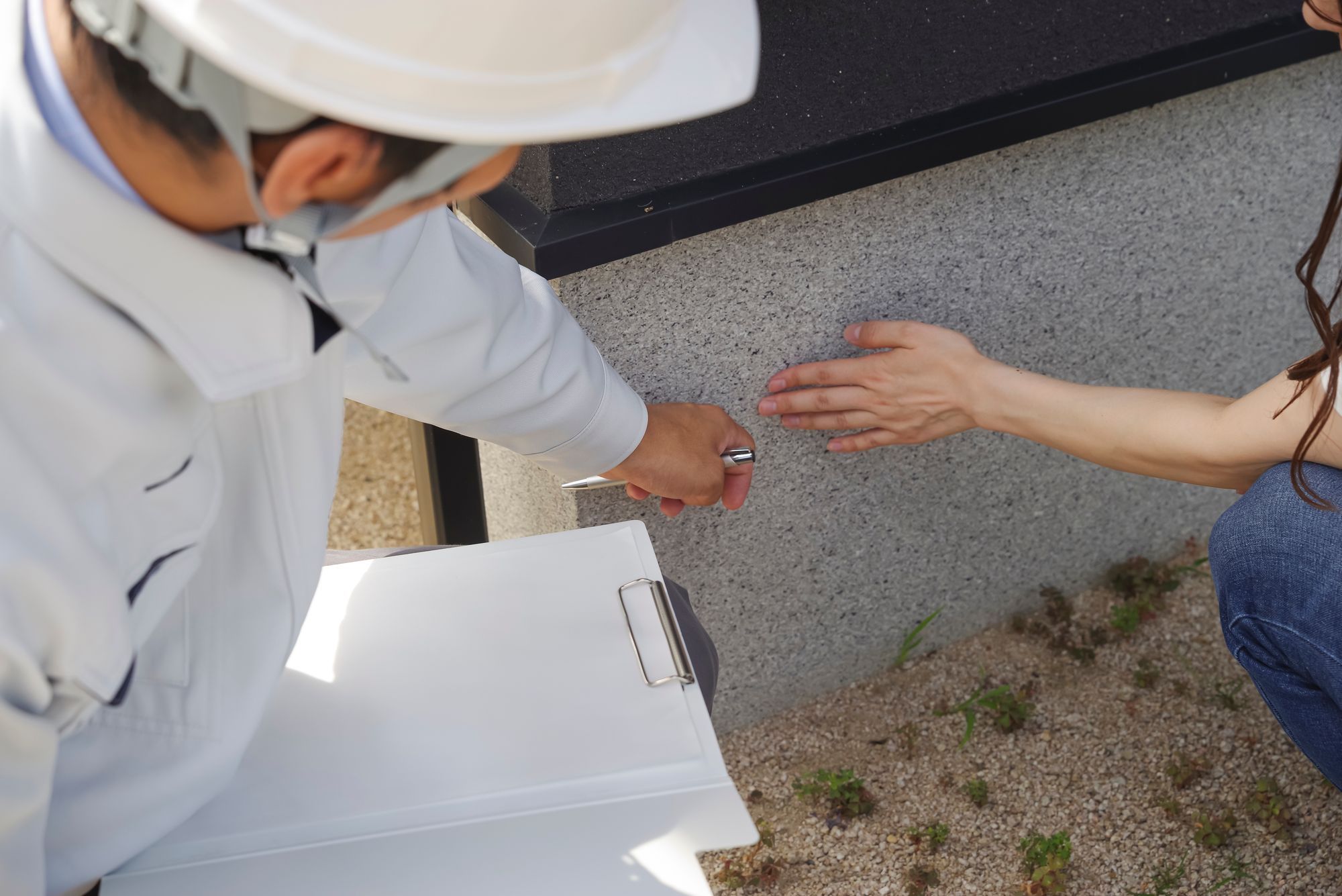 外壁を点検するスタッフとお客様・アフター点検の様子