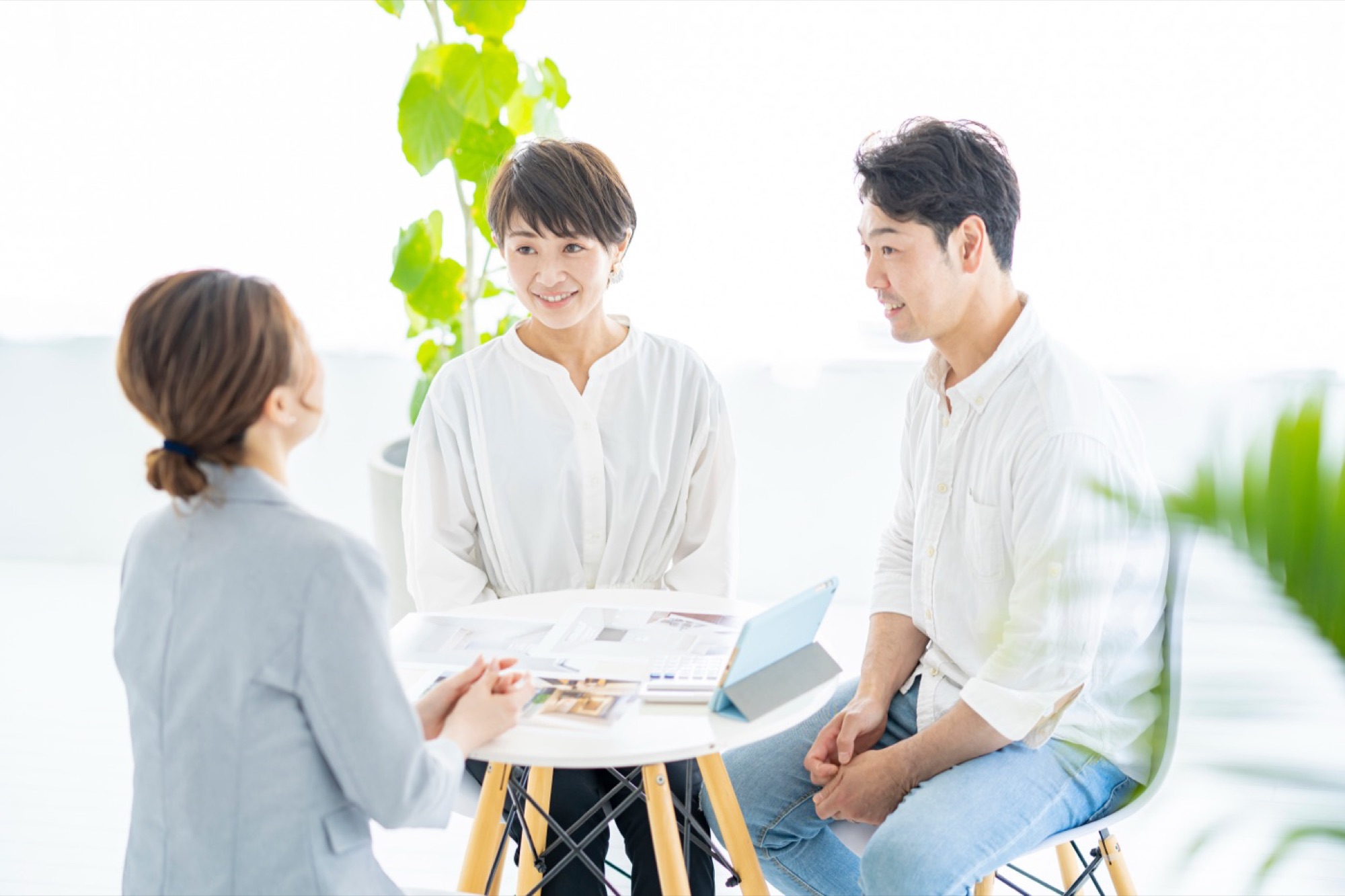家づくりの相談をする夫婦