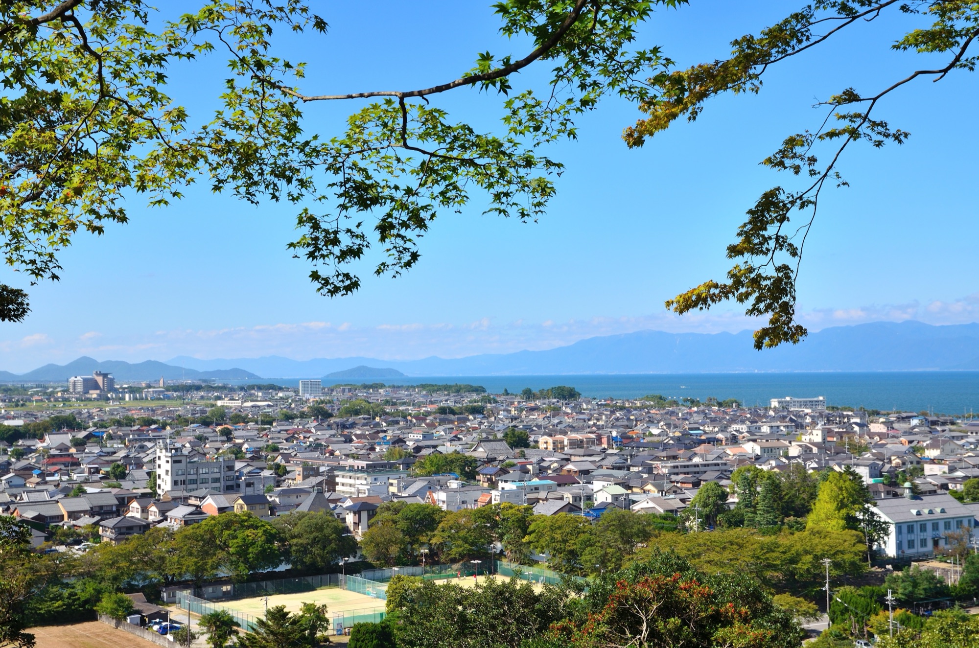 滋賀の湖と町並み