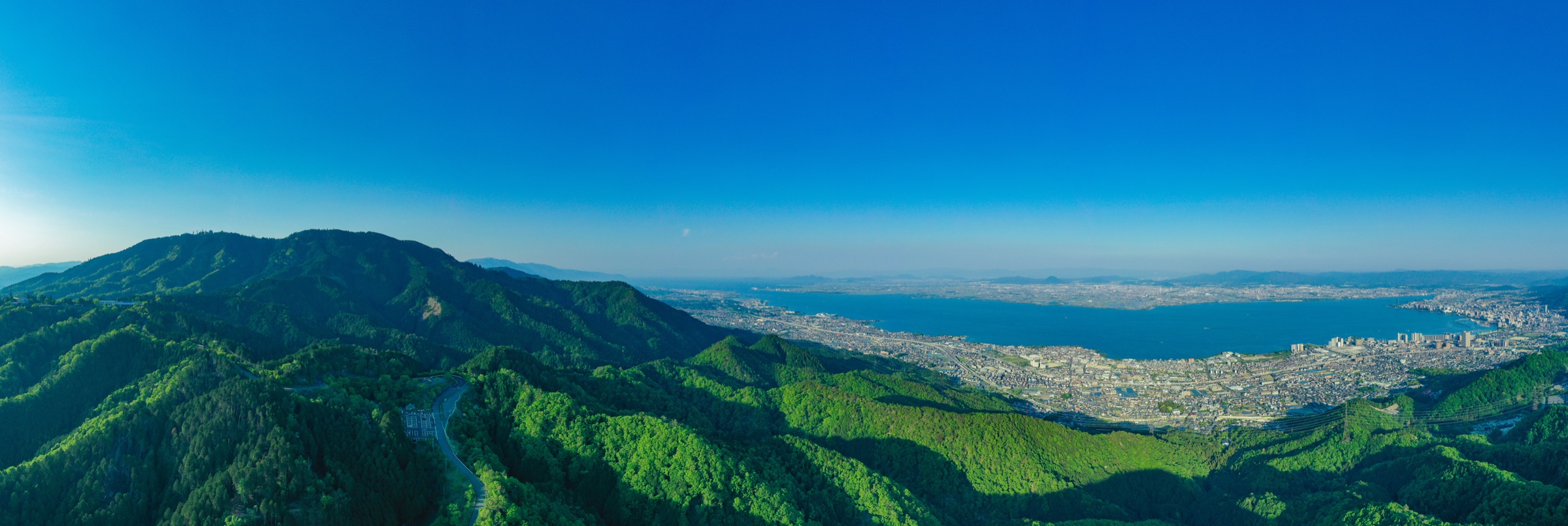 琵琶湖と山並みを望む滋賀の風景