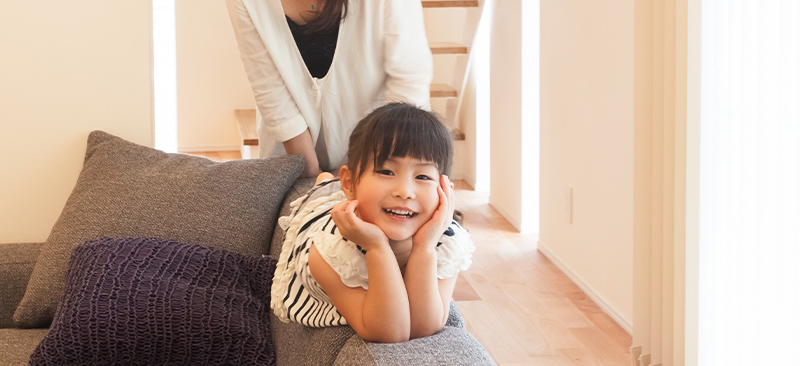 冬、素足で過ごすリビングでくつろぐ子ども