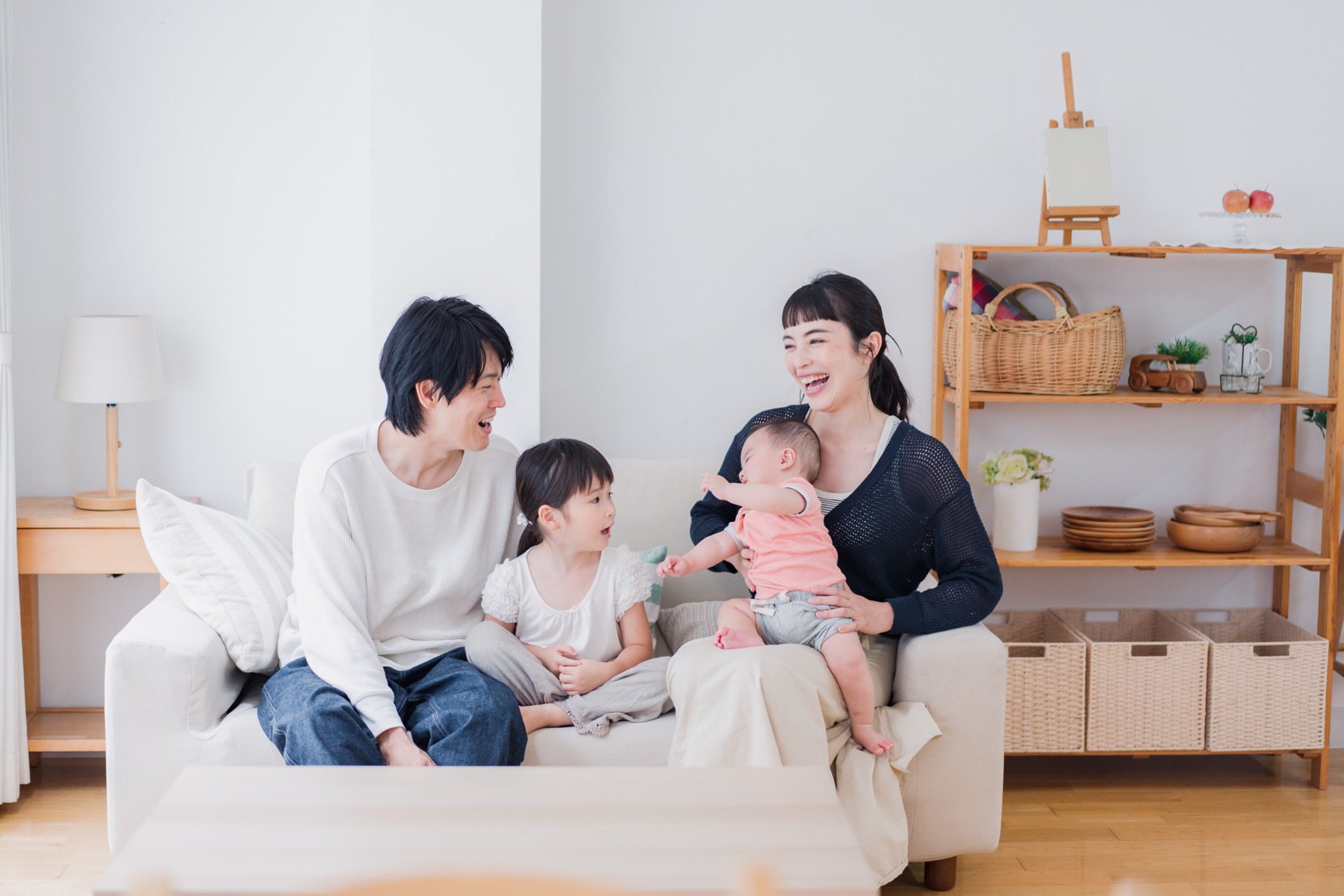 リノベーションした住まいのソファでくつろぐ家族