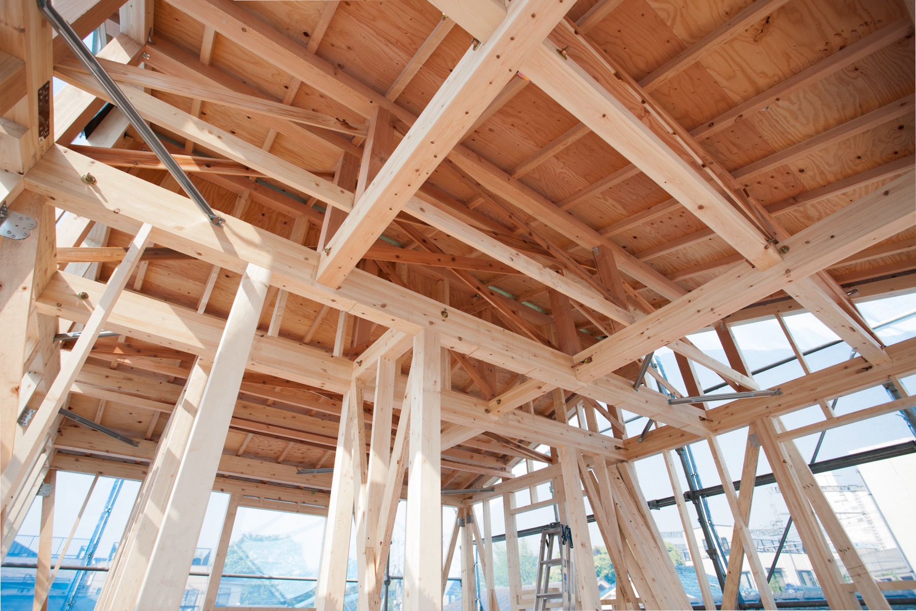建方中の木造住宅の骨組み（自社設計・自社施工）
